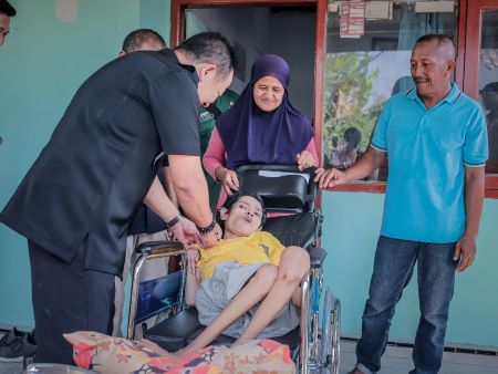 Di Sela Penyerahan BLT DBHCHT, Bupati Jember Berikan Kursi Roda untuk Sugeng 